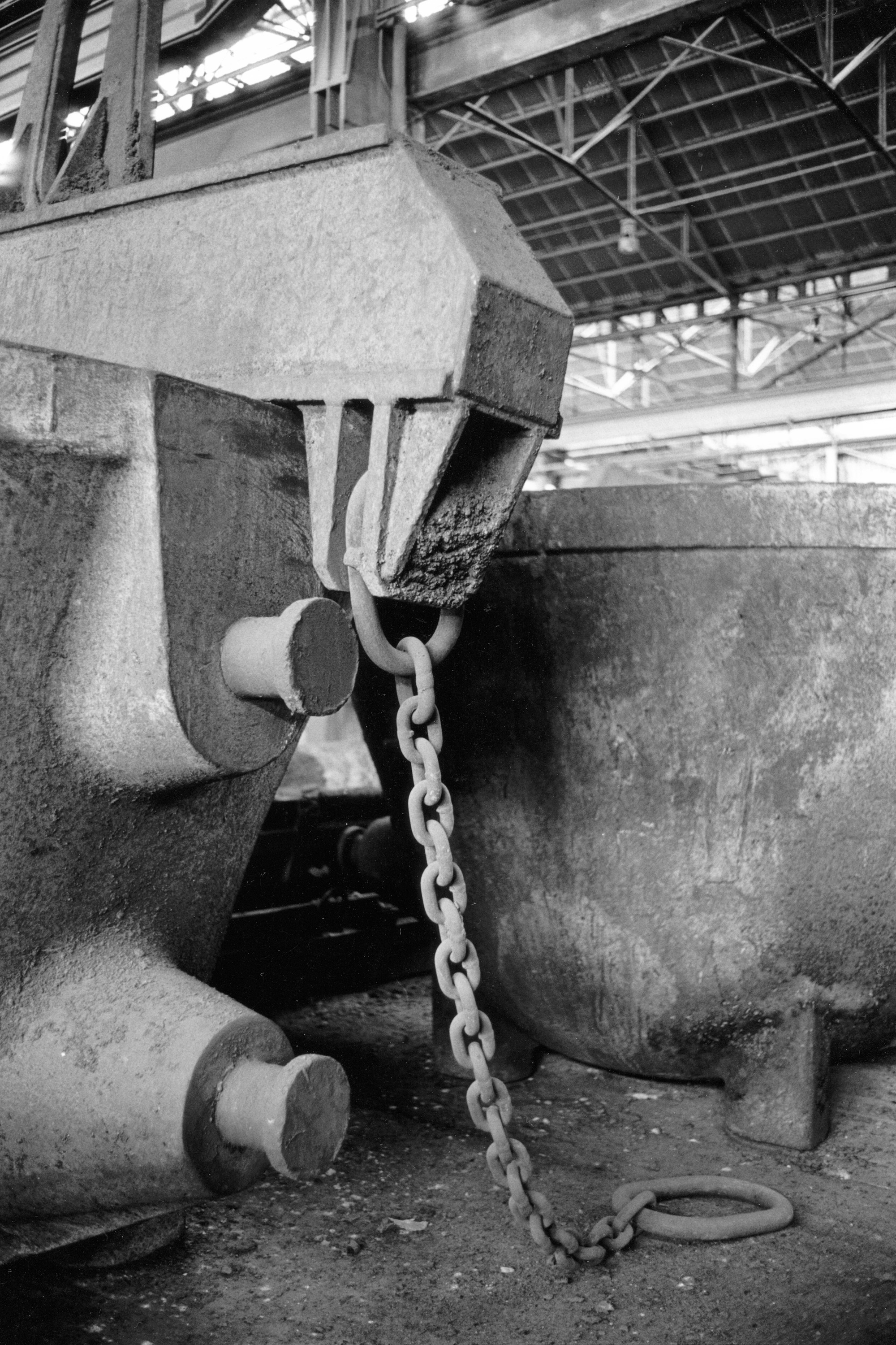 Image of "A day in the world of work in Switzerland.": ...One o'clock in the morning. It's broad daylight at the dispatch office of the Bernese daily "der Bund" in Bümpliz. Azure-colored machines roll, collate, insert, and string against a cream-colored background.