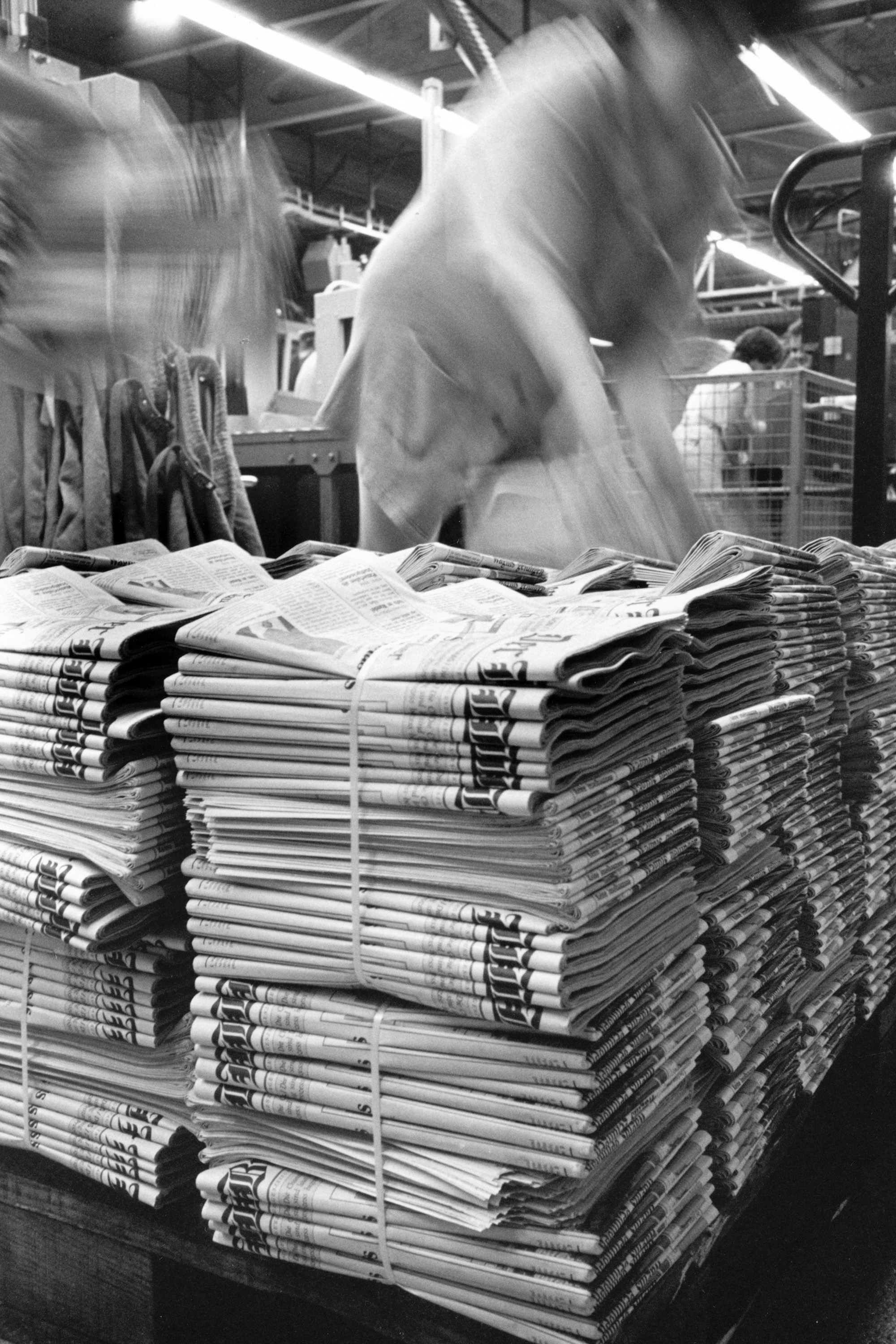 Image of "A day in the world of work in Switzerland.": ...One o'clock in the morning. It's broad daylight at the dispatch office of the Bernese daily "der Bund" in Bümpliz. Azure-colored machines roll, collate, insert, and string against a cream-colored background.