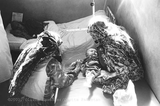 Image of "Sima Samar, the Doctor, Pakistan.": Portrait of afghan Hazara Doctor Sima Samar in Balochistan. The photographer worked 2001 under difficult circumstances in Pakistan.
Die Hazara Ärztin aus Afghanistan behandelt Patientinnen in ihrer Klinik in Pakistan.