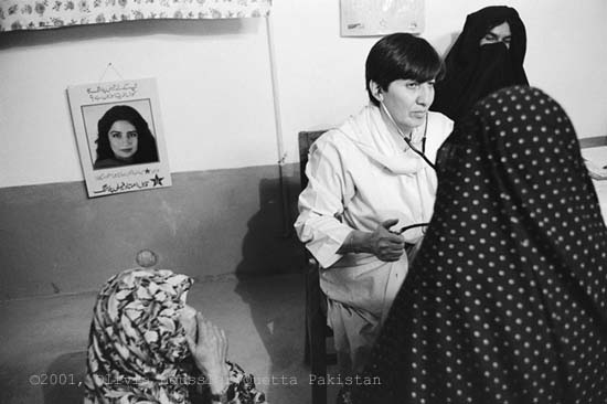 Image of "Sima Samar, the Doctor, Pakistan.": Portrait of afghan Hazara Doctor Sima Samar in Balochistan. The photographer worked 2001 under difficult circumstances in Pakistan.
Die Hazara Ärztin aus Afghanistan behandelt Patientinnen in ihrer Klinik in Pakistan.