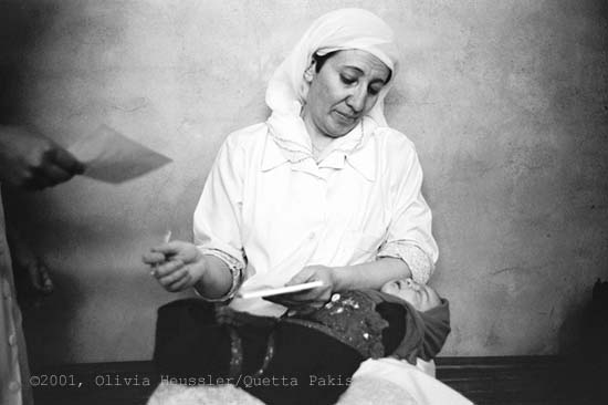 Image of "Sima Samar, the Doctor, Pakistan.": Portrait of afghan Hazara Doctor Sima Samar in Balochistan. The photographer worked 2001 under difficult circumstances in Pakistan.
Die Hazara Ärztin aus Afghanistan behandelt Patientinnen in ihrer Klinik in Pakistan.