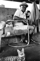 Image of sheet 19780120 photo 26: Mann und Katze am Markt Blackman with cat at New Orleans market USA  1978  Louisiana Vereinigte Staaten von Amerika USA U.S.A. √