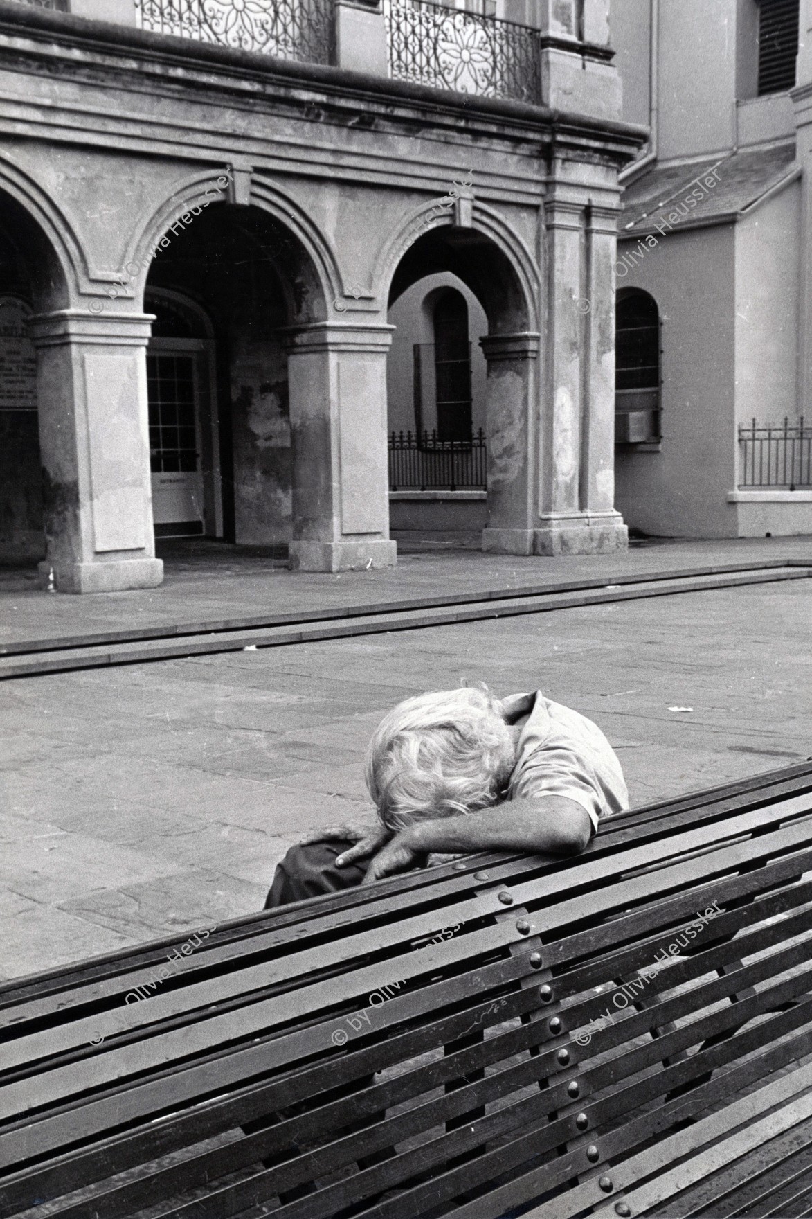 Image of sheet 19780120 photo 27: Mann schläft auf Parkbank.  New Orleans Louisiana man sleeps on a bench Old town Down town 
Vereinigte Staaten von Amerika USA U.S.A. 1978 √