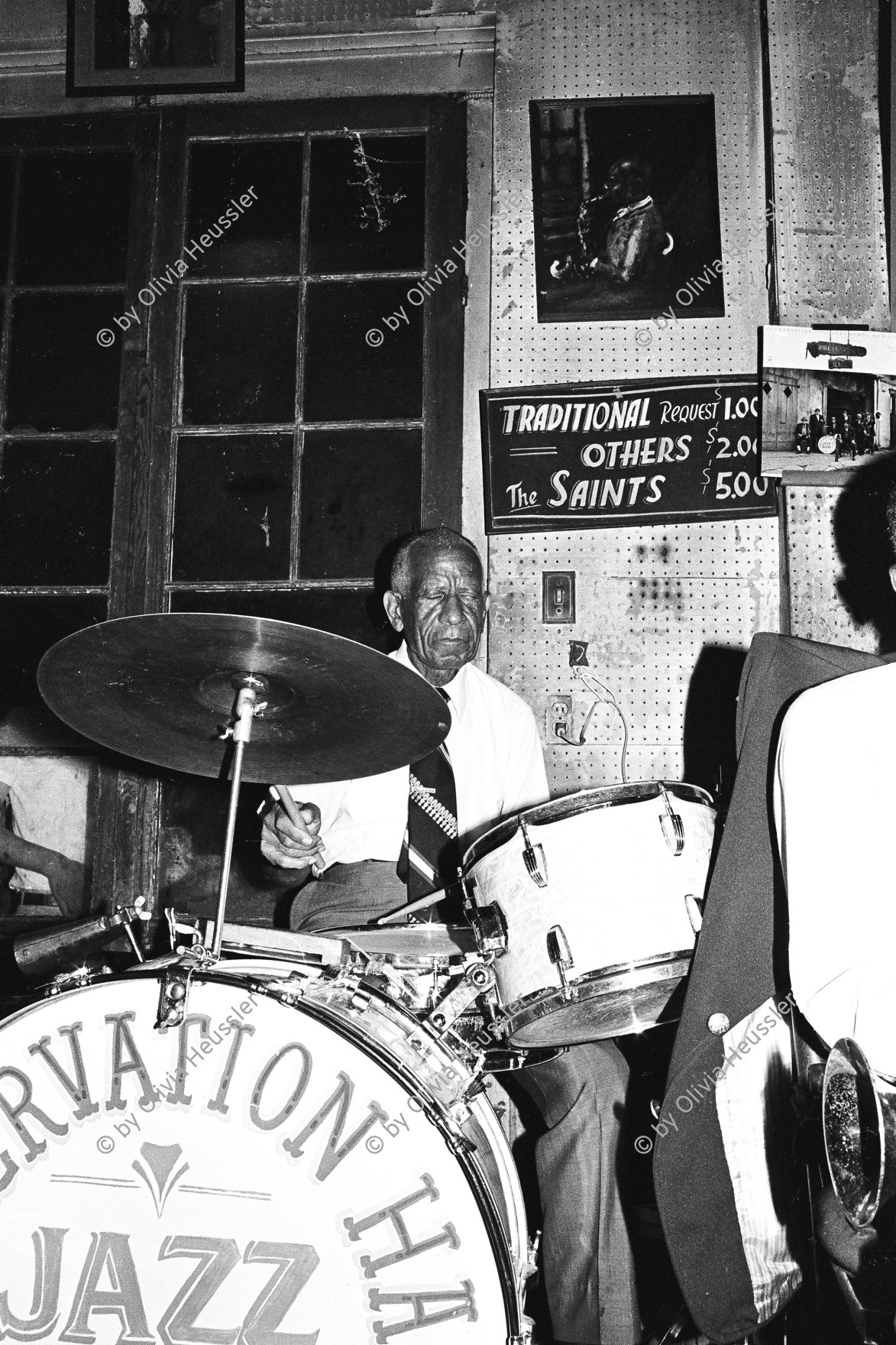 Image of sheet 19780120 photo 29: Preservation Hall Jazz Band is the name for numerous groups of Dixieland Jazz and traditional jazz bands at Preservation Hall in New Orleans, Louisiana, and on tours as organized by the Preservation Hall. The purpose of the Hall has been to preserve the heritage of both New Orleans traditional and Dixieland jazz music born in New Orleans and common to the Riverboats playing the Mississippi River, which spread throughout the South until the early 20th century.

Preservation Hall Jazz Konzert in N.O.Jazzsczene: Banjo: 'Father Al',Al Lewis.Trompet: Jabbo Smith, music band 
Drums: Louis Barbarin, Clarinet: Orange Kellin, Bass: James Prevost. Piano: Sweet Emma..
Vereinigte Staaten von Amerika USA U.S.A. 1978 √