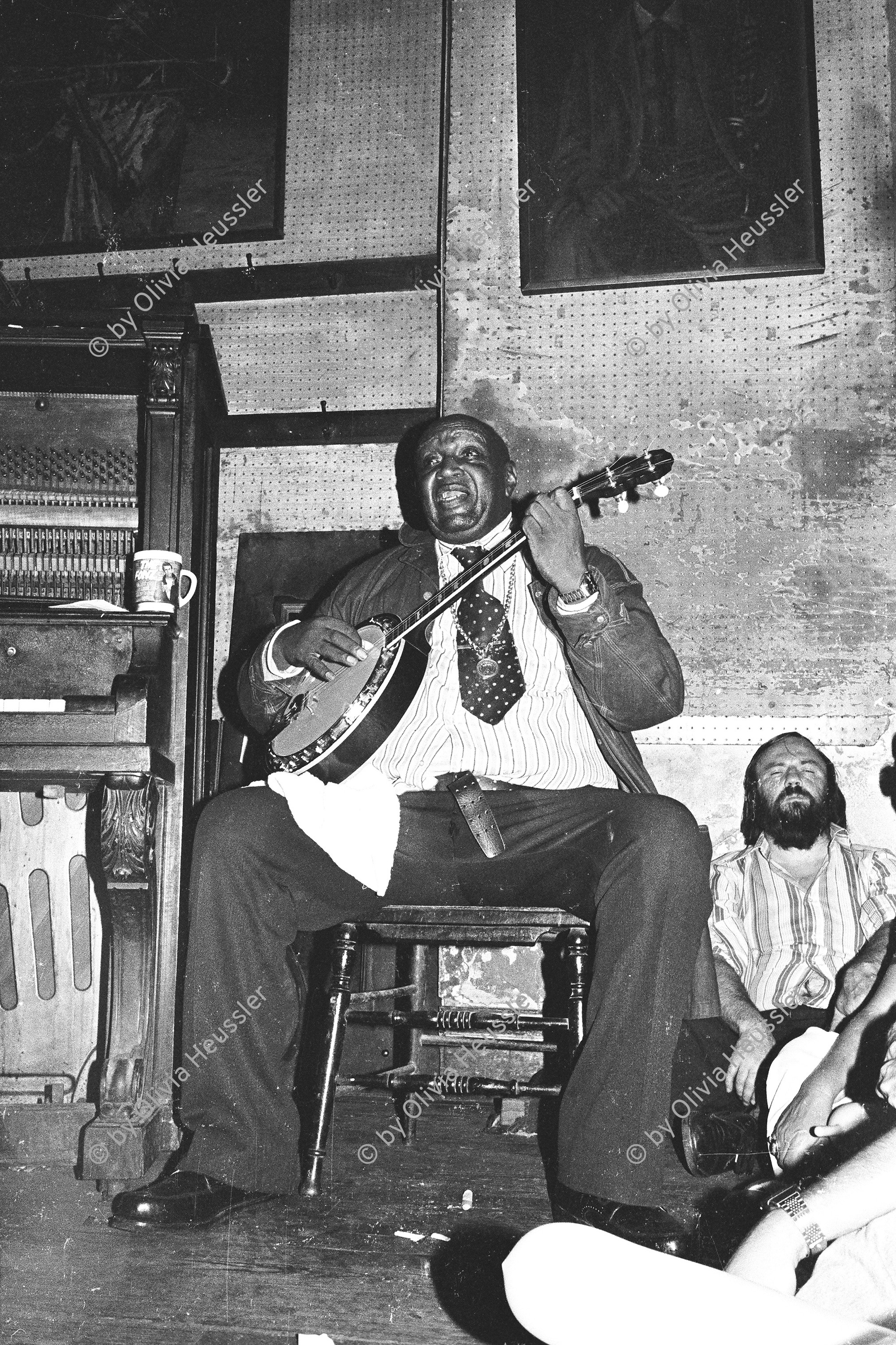 Image of sheet 19780120 photo 31: Preservation Hall Jazz Band is the name for numerous groups of Dixieland Jazz and traditional jazz bands at Preservation Hall in New Orleans, Louisiana, and on tours as organized by the Preservation Hall. The purpose of the Hall has been to preserve the heritage of both New Orleans traditional and Dixieland jazz music born in New Orleans and common to the Riverboats playing the Mississippi River, which spread throughout the South until the early 20th century.

Preservation Hall Jazz Konzert in N.O.Jazzsczene: Banjo: 'Father Al', Al Lewis. Trompet: Jabbo Smith, Drums: Louis Barbarin, Clarinet: Orange Kellin, Bass: James Prevost. Piano: Sweet Emma
New Orleans Vereinigte Staaten von Amerika USA U.S.A. 1978 √