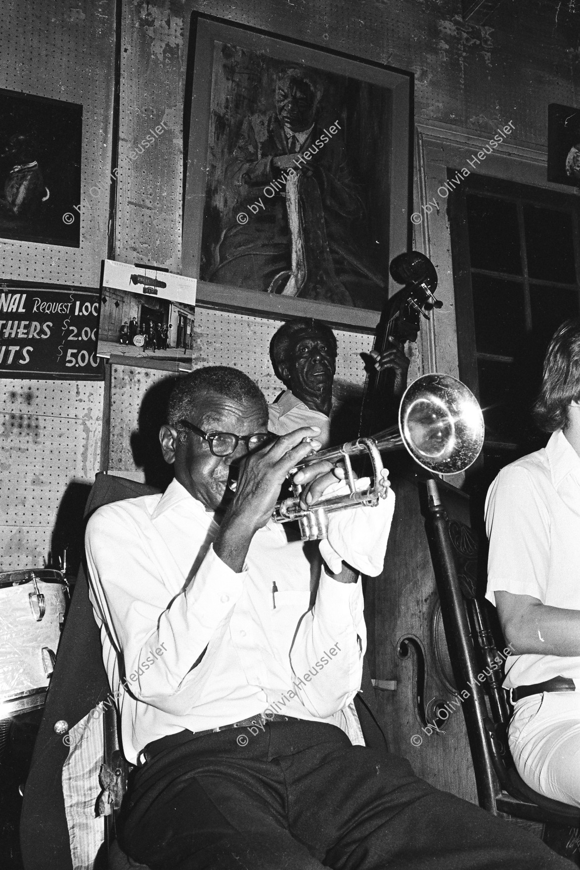 Image of sheet 19780120 photo 32: Preservation Hall Jazz Band is the name for numerous groups of Dixieland Jazz and traditional jazz bands at Preservation Hall in New Orleans, Louisiana, and on tours as organized by the Preservation Hall. The purpose of the Hall has been to preserve the heritage of both New Orleans traditional and Dixieland jazz music born in New Orleans and common to the Riverboats plying the Mississippi River, which spread throughout the South until the early 20th century.

Preservation Hall Jazz Konzert in N.O.  Jazzsczene Jazzkonzert Jazz: Banjo: 'Father Al', Al Lewis. Trompet: Jabbo Smith, Drums: Louis Barbarin, Clarinet: Orange Kellin, Bass: James Prevost. Piano: Sweet Emma
New Orleans Vereinigte Staaten von Amerika USA U.S.A. 1978 √