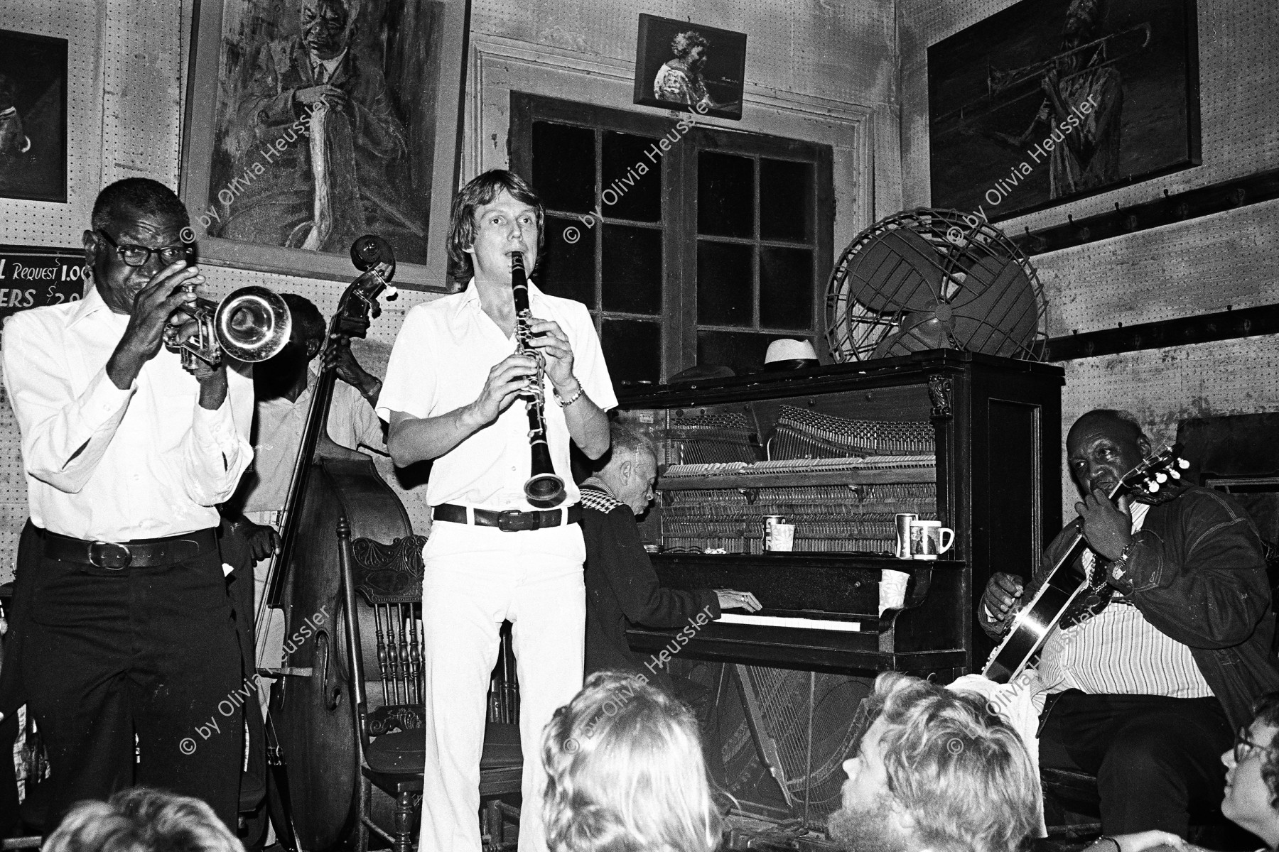 Image of sheet 19780120 photo 35: Preservation Hall Jazz Band is the name for numerous groups of Dixieland Jazz and traditional jazz bands at Preservation Hall in New Orleans, Louisiana, and on tours as organized by the Preservation Hall. The purpose of the Hall has been to preserve the heritage of both New Orleans traditional and Dixieland jazz music born in New Orleans and common to the Riverboats playing the Mississippi River, which spread throughout the South until the early 20th century.

Preservation Hall Jazz Konzert in N.O.Jazzsczene:Jazz, Jazzkonzert Banjo: 'Father Al', Al Lewis. Trompet: Jabbo Smith, Drums: Louis Barbarin, Clarinet: Orange Kellin, Bass: James Prevost. Piano: Sweet Emma
New Orleans Vereinigte Staaten von Amerika USA U.S.A. 1978 √