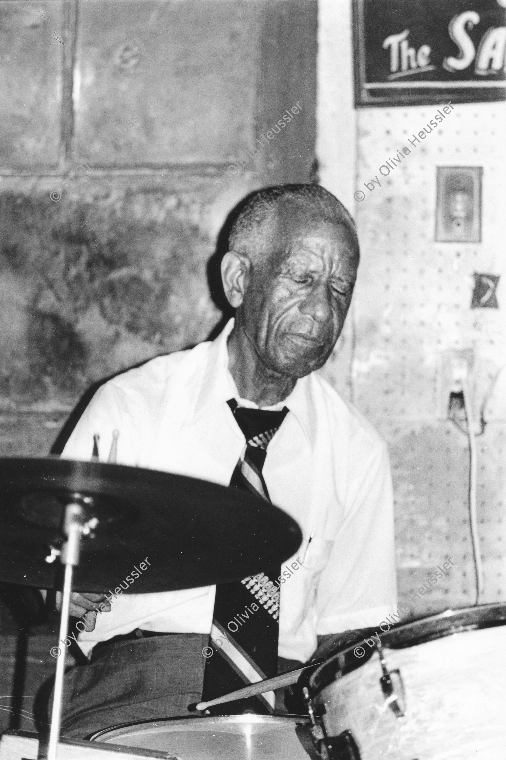 Image of sheet 19780120 photo 37: Preservation Hall Jazz Band is the name for numerous groups of Dixieland Jazz and traditional jazz bands at Preservation Hall in New Orleans, Louisiana, and on tours as organized by the Preservation Hall. The purpose of the Hall has been to preserve the heritage of both New Orleans traditional and Dixieland jazz music born in New Orleans and common to the Riverboats playing the Mississippi River, which spread throughout the South until the early 20th century.

Preservation Hall Jazz Konzert in N.O.Jazzsczene:Jazz, Jazzkonzert Banjo: 'Father Al', Al Lewis. Trompet: Jabbo Smith, Drums: Louis Barbarin, Clarinet: Orange Kellin, Bass: James Prevost. Piano: Sweet Emma
New Orleans Vereinigte Staaten von Amerika USA U.S.A. 1978 √