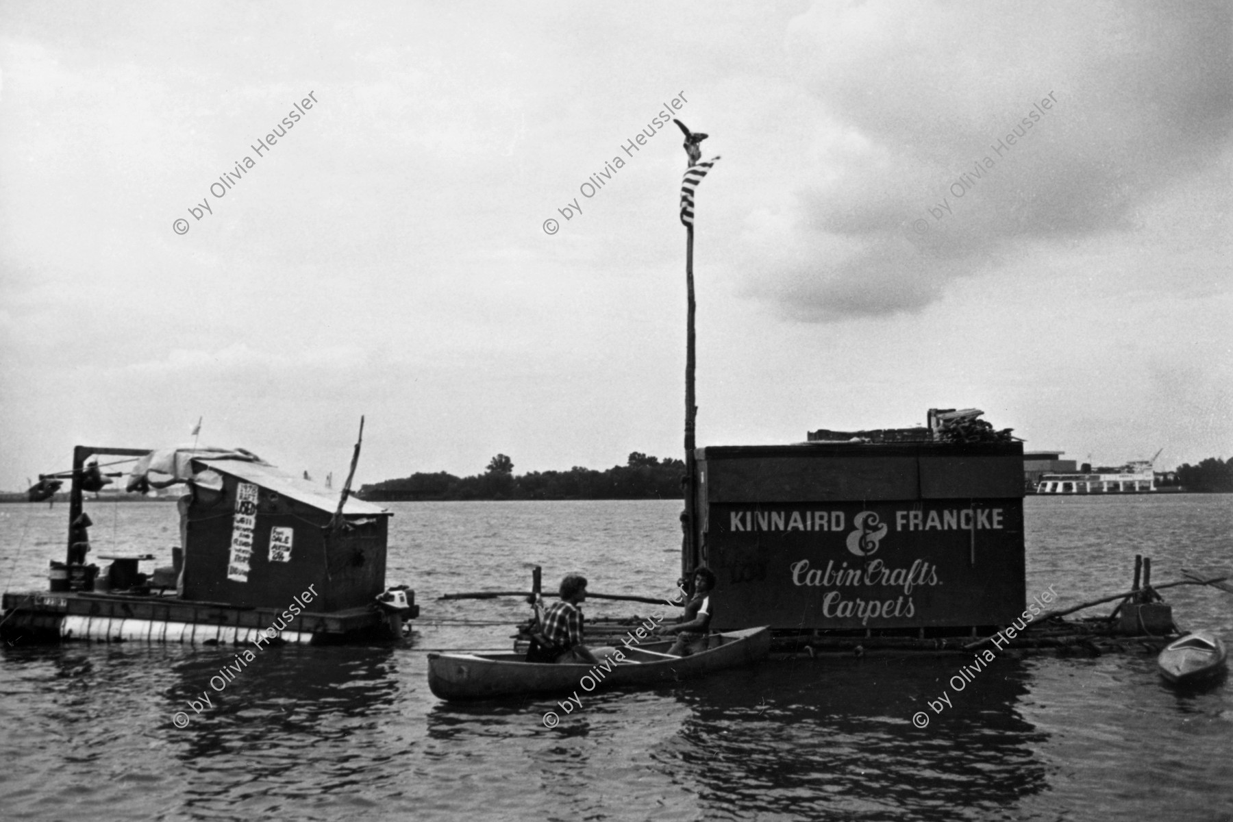 Image of sheet 19780130 photo 10: Toulouse Quai. Vorbereitung Kanu Reise auf dem Mississippi. Flosse, USA U.S.A. New Orleans Louisiana 1978 raft wood cabin √  river rafting

© 1978, by OLIVIA HEUSSLER / www.clic.li