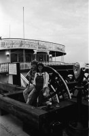 Image of sheet 19780130 photo 11: Toulouse Quai. Vorbereitung Kanu Reise auf dem Mississippi,Junger mit Schildkröte. Natchez, Raddampfer. Nilpferd im Zoo. Olivia. Flosse, Maschinist. Noel zählt Kleingeld auf Fussboden. USA U.S.A. New Orleans Louisiana 1978