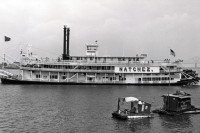 Image of sheet 19780130 photo 17: Vor der Natchez einem alten Dampfschiff und Raddampfer liegen zwei Flosse auf denen junge Amerikaner den Mississippi hintunter fuhren. USA U.S.A. New Orleans Louisiana 1978 √
steamboat raft river water ship steamer oldtimer young people american
water