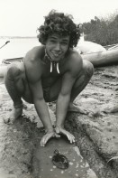 Image of sheet 19780130 photo 29: Mann findet eine Schildkröte am Ufer des Mississippi . USA U.S.A. New Orleans Louisiana 1978 √ tortuga rio river turtle animal water 
© 1978, by OLIVIA HEUSSLER / www.clic.li