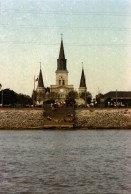 Image of sheet 19780140 photo 10: Beerdigung mit Jazzmusik. Szene auf dem Floss. Floss wird mit Kran aus dem Mississippi gehievt. Auf Lastwagen.  USA Vereinigte Staaten von Amerika 1978

Beat Keller Olivia Heussler Raft Floss wird aus dem Missisippi River geholt. Mexico