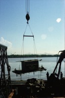 Image of sheet 19780140 photo 13: Beerdigung mit Jazzmusik. Szene auf dem Floss. Floss wird mit Kran aus dem Mississippi gehievt. Auf Lastwagen.  USA Vereinigte Staaten von Amerika 1978

Beat Keller Olivia Heussler Raft Floss wird aus dem Missisippi River geholt. Mexico