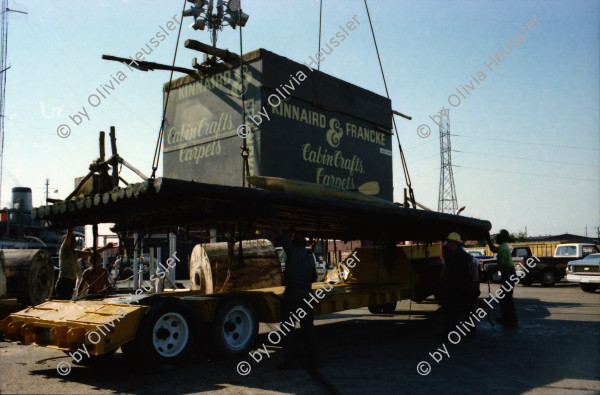 Image of sheet 19780140 photo 19: Beerdigung mit Jazzmusik. Szene auf dem Floss. Floss wird mit Kran aus dem Mississippi gehievt. Auf Lastwagen.  USA Vereinigte Staaten von Amerika 1978

Beat Keller Olivia Heussler Raft Floss wird aus dem Missisippi River geholt. Mexico