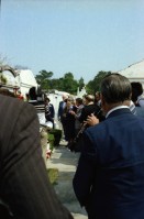 Image of sheet 19780140 photo 2: Beerdigung mit Jazzmusik. Szene auf dem Floss. Floss wird mit Kran aus dem Mississippi gehievt. Auf Lastwagen.  USA Vereinigte Staaten von Amerika 1978

Beat Keller Olivia Heussler Raft Floss wird aus dem Missisippi River geholt. Mexico
