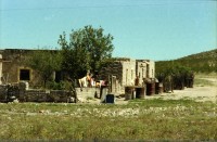 Image of sheet 19780140 photo 29: Beerdigung mit Jazzmusik. Szene auf dem Floss. Floss wird mit Kran aus dem Mississippi gehievt. Auf Lastwagen.  USA Vereinigte Staaten von Amerika 1978

Beat Keller Olivia Heussler Raft Floss wird aus dem Missisippi River geholt. Mexico