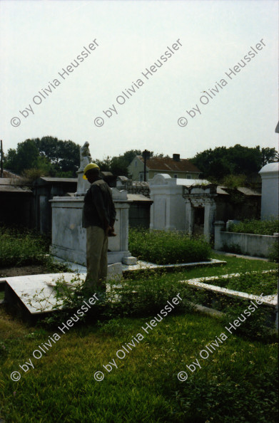 Image of sheet 19780140 photo 3: Beerdigung mit Jazzmusik. Szene auf dem Floss. Floss wird mit Kran aus dem Mississippi gehievt. Auf Lastwagen.  USA Vereinigte Staaten von Amerika 1978

Beat Keller Olivia Heussler Raft Floss wird aus dem Missisippi River geholt. Mexico