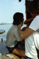 Image of sheet 19780140 photo 4: Beerdigung mit Jazzmusik. Szene auf dem Floss. Floss wird mit Kran aus dem Mississippi gehievt. Auf Lastwagen.  USA Vereinigte Staaten von Amerika 1978

Beat Keller Olivia Heussler Raft Floss wird aus dem Missisippi River geholt. Mexico