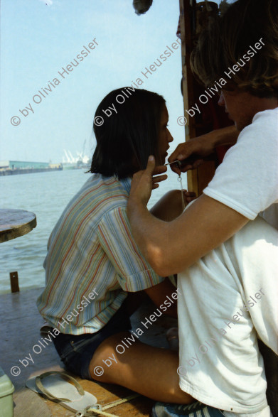 Image of sheet 19780140 photo 4: Beerdigung mit Jazzmusik. Szene auf dem Floss. Floss wird mit Kran aus dem Mississippi gehievt. Auf Lastwagen.  USA Vereinigte Staaten von Amerika 1978

Beat Keller Olivia Heussler Raft Floss wird aus dem Missisippi River geholt. Mexico