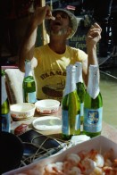 Image of sheet 19780140 photo 5: Beerdigung mit Jazzmusik. Szene auf dem Floss. Floss wird mit Kran aus dem Mississippi gehievt. Auf Lastwagen.  USA Vereinigte Staaten von Amerika 1978

Beat Keller Olivia Heussler Raft Floss wird aus dem Missisippi River geholt. Mexico