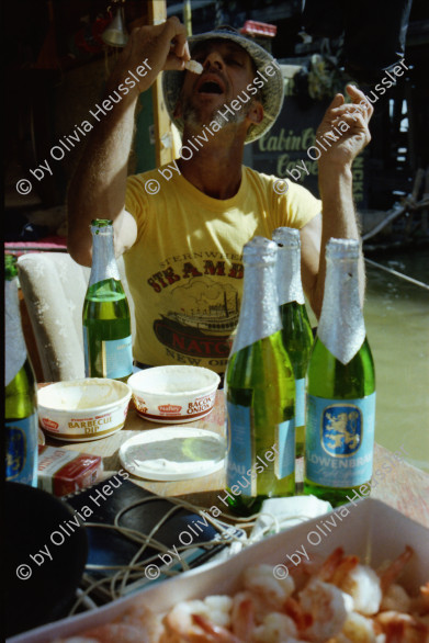 Image of sheet 19780140 photo 5: Beerdigung mit Jazzmusik. Szene auf dem Floss. Floss wird mit Kran aus dem Mississippi gehievt. Auf Lastwagen.  USA Vereinigte Staaten von Amerika 1978

Beat Keller Olivia Heussler Raft Floss wird aus dem Missisippi River geholt. Mexico