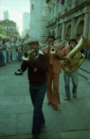 Image of sheet 19780140 photo 9: Beerdigung mit Jazzmusik. Szene auf dem Floss. Floss wird mit Kran aus dem Mississippi gehievt. Auf Lastwagen.  USA Vereinigte Staaten von Amerika 1978

Beat Keller Olivia Heussler Raft Floss wird aus dem Missisippi River geholt. Mexico