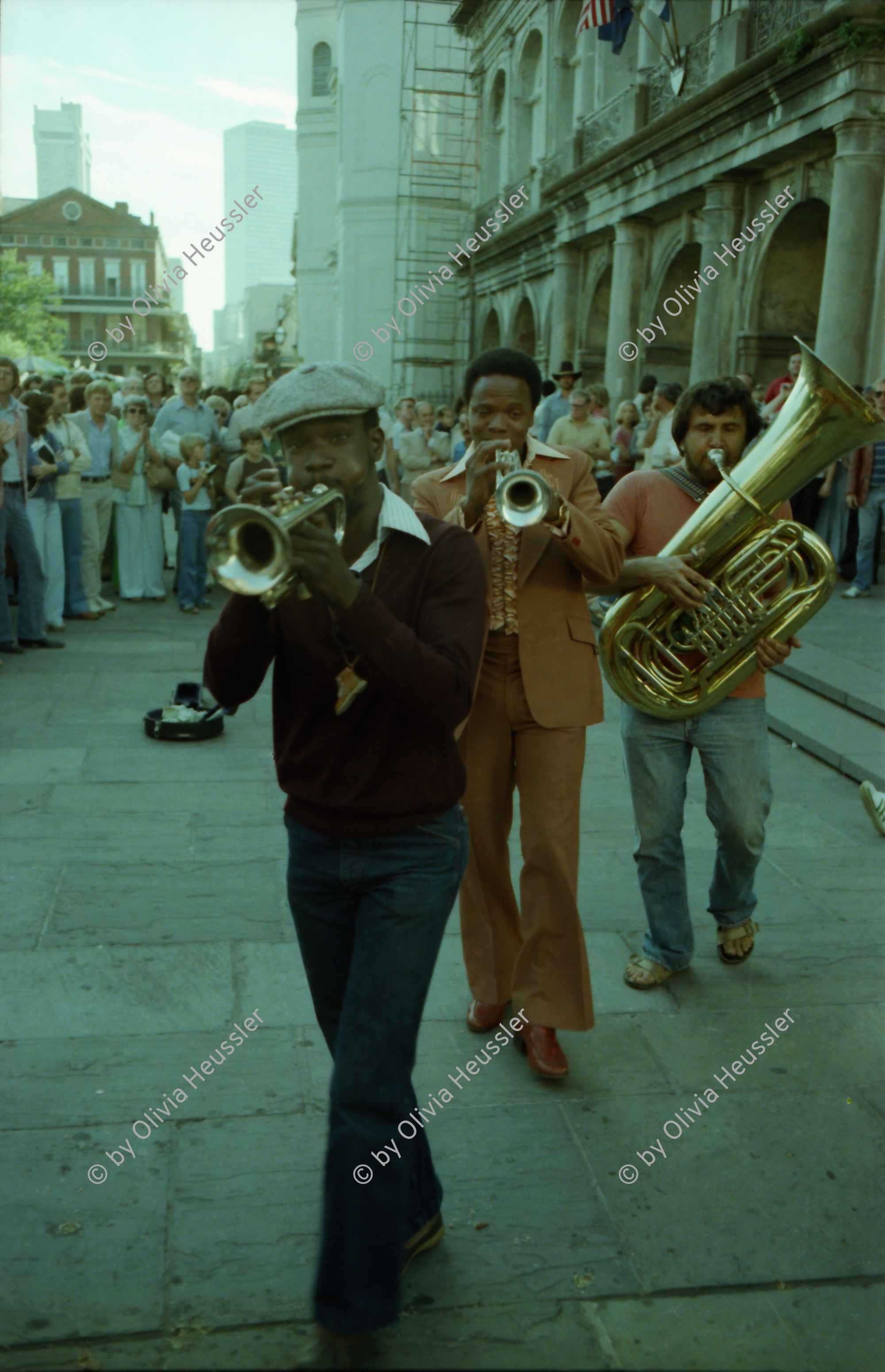 Image of sheet 19780140 photo 9: Beerdigung mit Jazzmusik. Szene auf dem Floss. Floss wird mit Kran aus dem Mississippi gehievt. Auf Lastwagen.  USA Vereinigte Staaten von Amerika 1978

Beat Keller Olivia Heussler Raft Floss wird aus dem Missisippi River geholt. Mexico