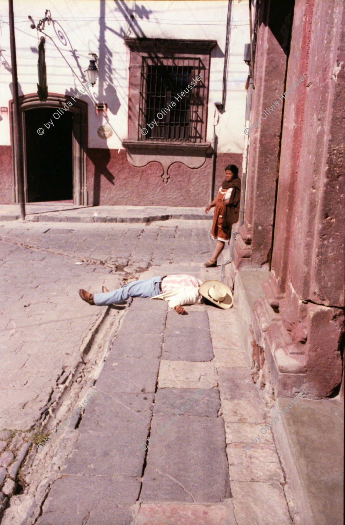 Image of sheet 19780150 photo 27: Betrunkener Mann liegt auf dem Gehsteig, San Miguel de Allende, Mexico 1978.