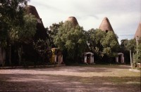 Image of sheet 19780150 photo 7: Gebäude, Menschen, Markt, Dörfer, Kathedrale, San Miguel de Allende Mexico, 1978.
Schauspieler (La grande Illusion) Robert Florian mit einer Empleada Angestellte Frida Kahlo Haus ihr Zimmer Dia del Muerto Tag der Toten eine Frau verkauft kleine Skelette aus Zucker San Miguel de Allende Markt Betrunkener liegt auf der Strasse