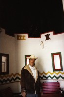 Image of sheet 19780150 photo 8: Gebäude, Menschen, Markt, Dörfer, Kathedrale, San Miguel de Allende Mexico, 1978.
Schauspieler (La grande Illusion) Robert Florian mit einer Empleada Angestellte Frida Kahlo Haus ihr Zimmer Dia del Muerto Tag der Toten eine Frau verkauft kleine Skelette aus Zucker San Miguel de Allende Markt Betrunkener liegt auf der Strasse