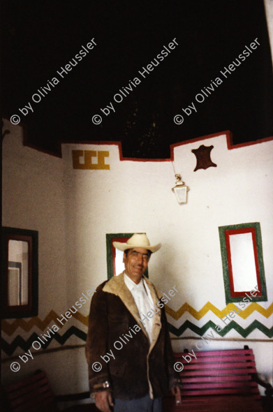 Image of sheet 19780150 photo 8: Gebäude, Menschen, Markt, Dörfer, Kathedrale, San Miguel de Allende Mexico, 1978.
Schauspieler (La grande Illusion) Robert Florian mit einer Empleada Angestellte Frida Kahlo Haus ihr Zimmer Dia del Muerto Tag der Toten eine Frau verkauft kleine Skelette aus Zucker San Miguel de Allende Markt Betrunkener liegt auf der Strasse