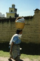 Image of sheet 19780170 photo 17: kleiner Papagei Lora isst aus Löffel  Mexico Fischerin Frau verkauft Fische
Stoff weben Weberei Guatemala Indio Indianer Gruppe Kinder auf der Strasse 
Mann trägt Maiskolben auf dem Rücken Kirchen