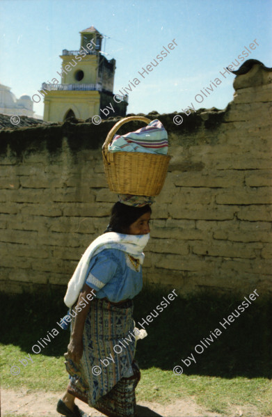 Image of sheet 19780170 photo 17: kleiner Papagei Lora isst aus Löffel  Mexico Fischerin Frau verkauft Fische
Stoff weben Weberei Guatemala Indio Indianer Gruppe Kinder auf der Strasse 
Mann trägt Maiskolben auf dem Rücken Kirchen