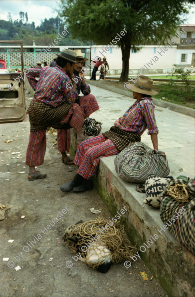 Image of sheet 19780170 photo 27: Indigene Männer-Gruppe verkaufen Schwein,
Guatemal, 1978.