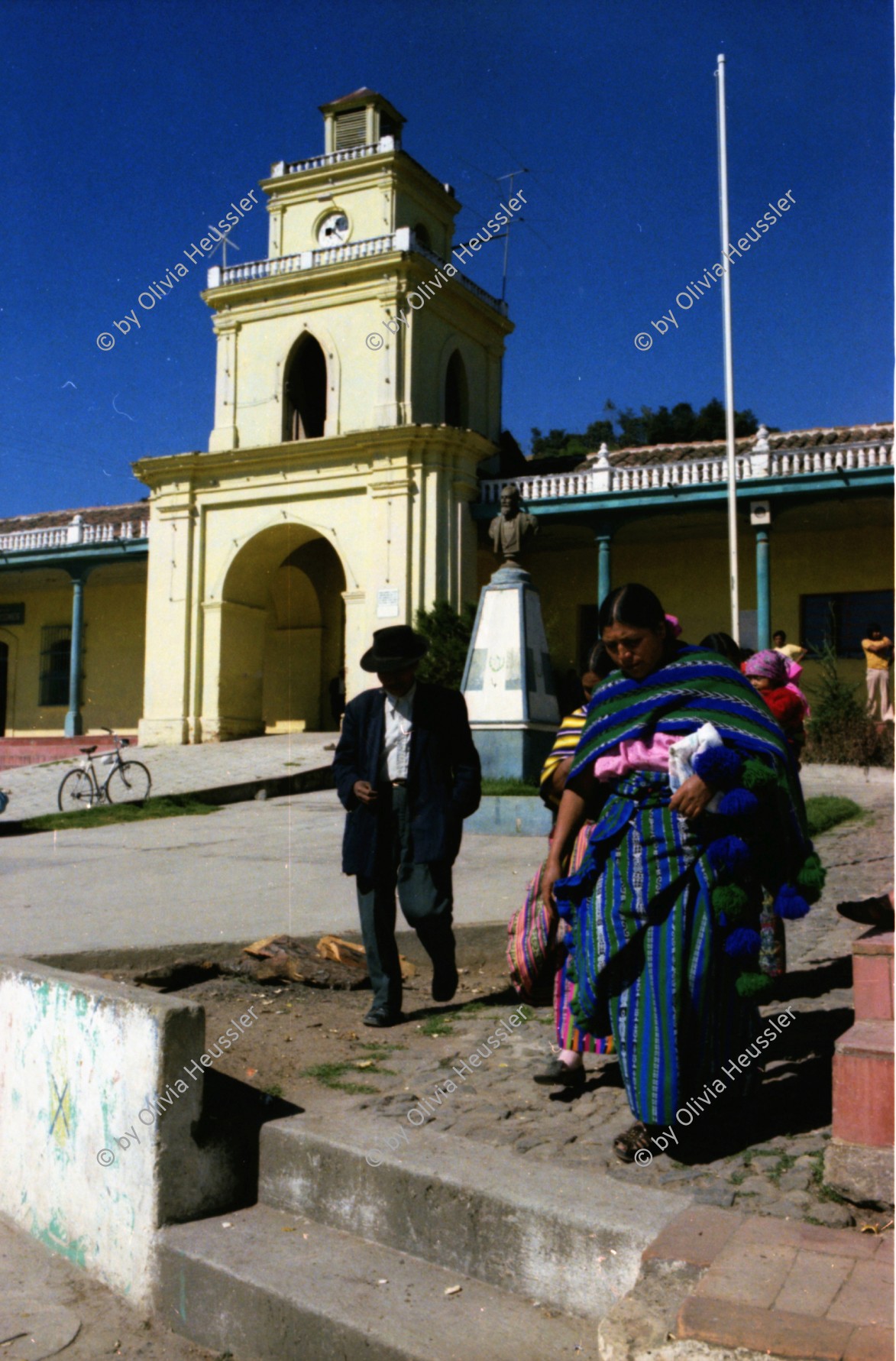 Image of sheet 19780170 photo 5: Eine Familie in Maya Tracht verlässt die Kirche, Guatemala, 1978.