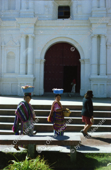 Image of sheet 19780170 photo 6: kleiner Papagei Lora isst aus Löffel  Mexico Fischerin Frau verkauft Fische
Stoff weben Weberei Guatemala Indio Indianer Gruppe Kinder auf der Strasse 
Mann trägt Maiskolben auf dem Rücken Kirchen