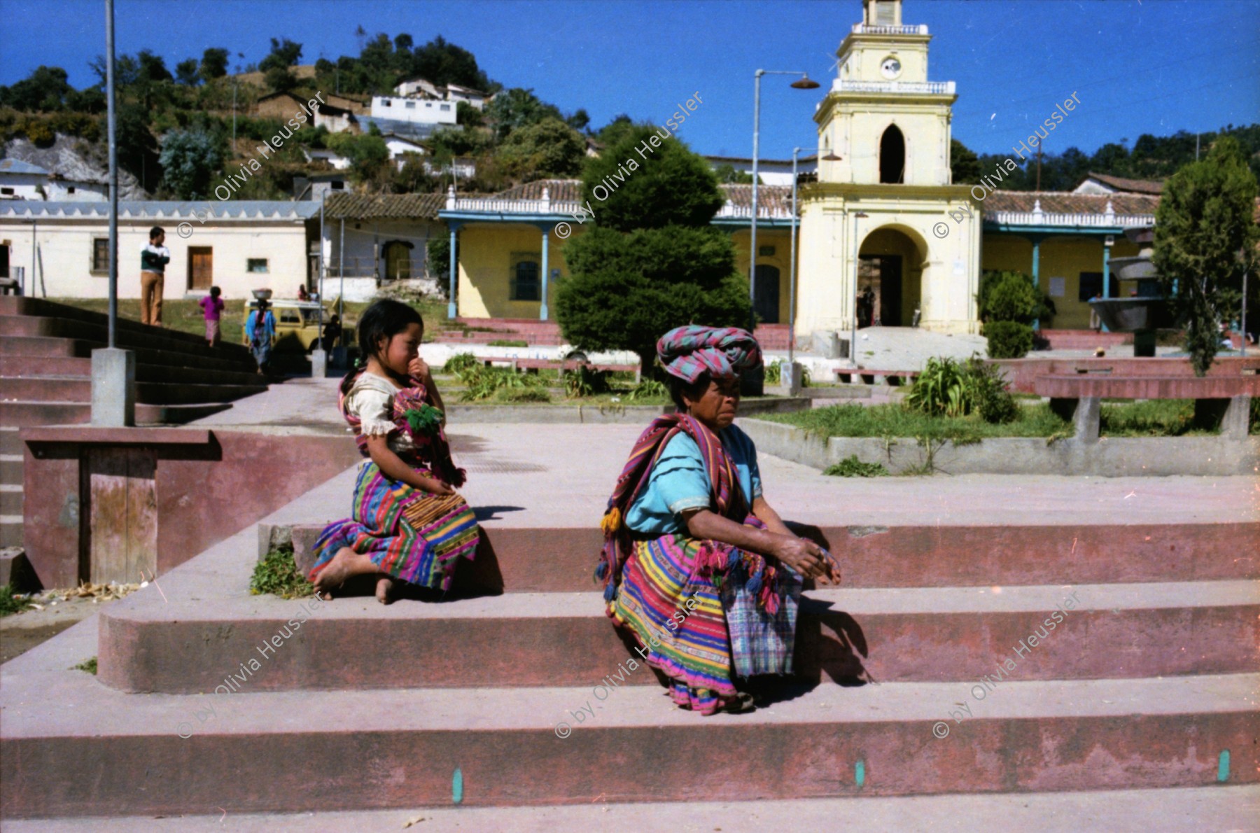 Image of sheet 19780170 photo 9: Indigene Frau und Mädchen in traditioneller Maya Tracht, Guatemala 1978.
Kirchen Huipil