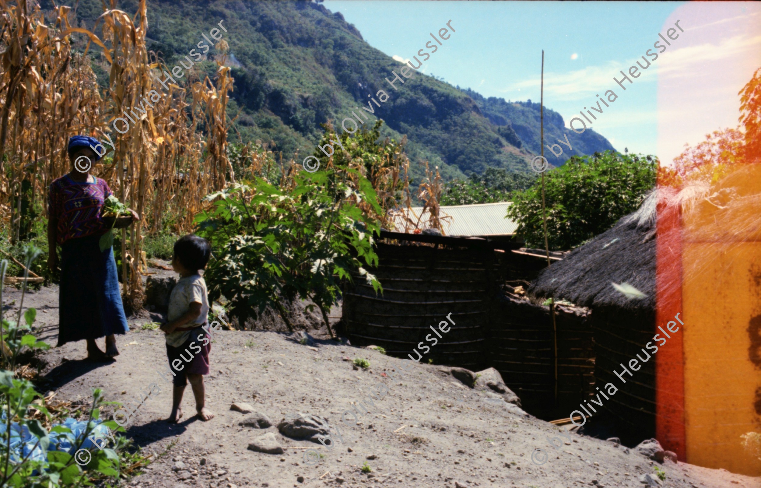 Image of sheet 19780180 photo 37: Indigene Mutter mit Kind am Lago Atitlan, Guatemala 1978.