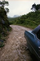 Image of sheet 19780180 photo 6: Unterwegs durch den Dschungel von Coban Richtung Flores und Tikal im Oldsmobile, Guatemala 1978.