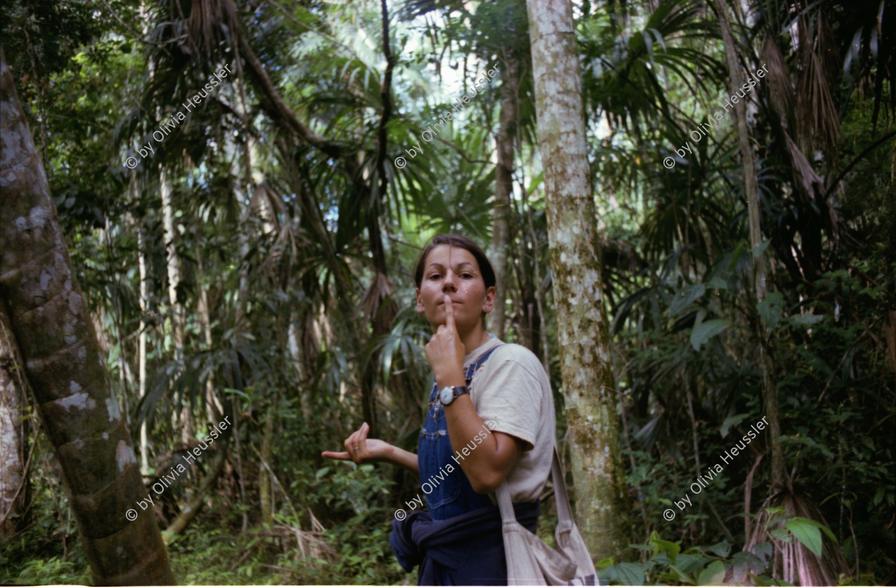 Image of sheet 19780190 photo 2: Olivia unterwegs im Dschungel von Tikal, Guatemala 1978.