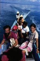 Image of sheet 19780190 photo 20: Olivia unterwegs mit Paco Pardo im Boot auf dem Atlantik auf dem Weg zu den Riffs vor Belize, 1978.