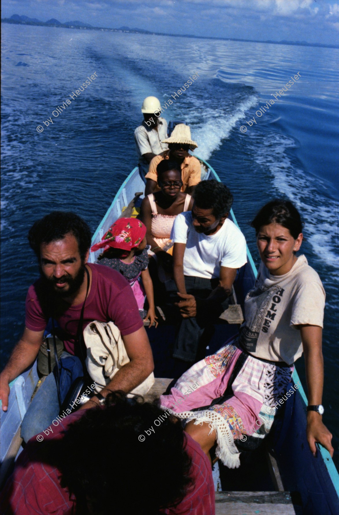 Image of sheet 19780190 photo 20: Olivia unterwegs mit Paco Pardo im Boot auf dem Atlantik auf dem Weg zu den Riffs vor Belize, 1978.