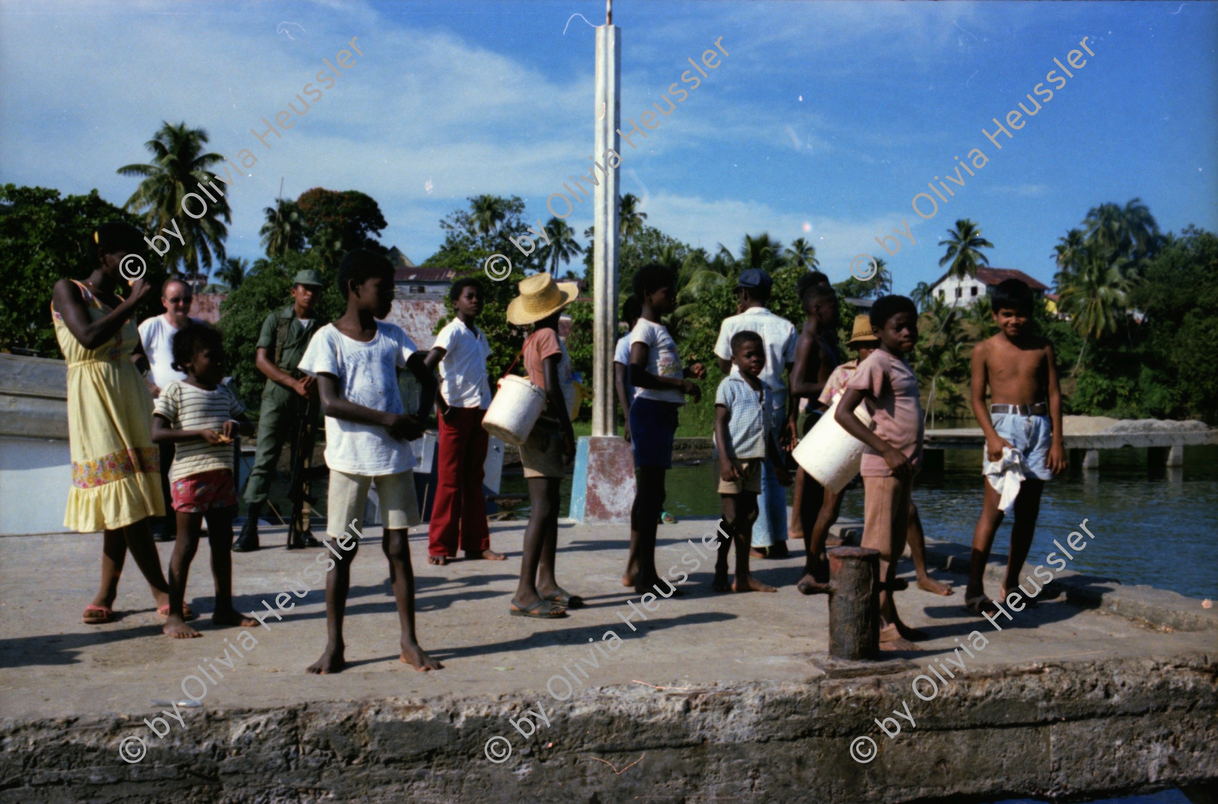 Image of sheet 19780190 photo 22: Kinder warten am Hafen in Livingstone, Guatemala 1978.