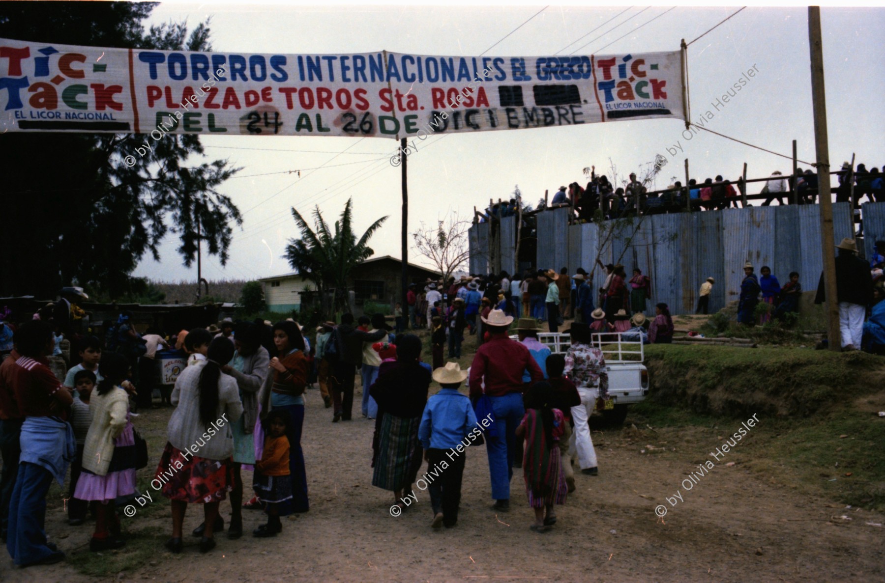 Image of sheet 19780190 photo 28: Besucher*innen am Stierkampf mit Rindern, Sta. Rosa, Guatemala 1978,