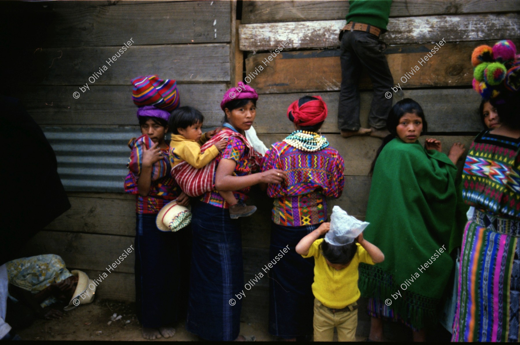 Image of sheet 19780190 photo 29: Besucherinnen am Stierkampf mit Rindern, Sta. Rosa, Guatemala 1978,