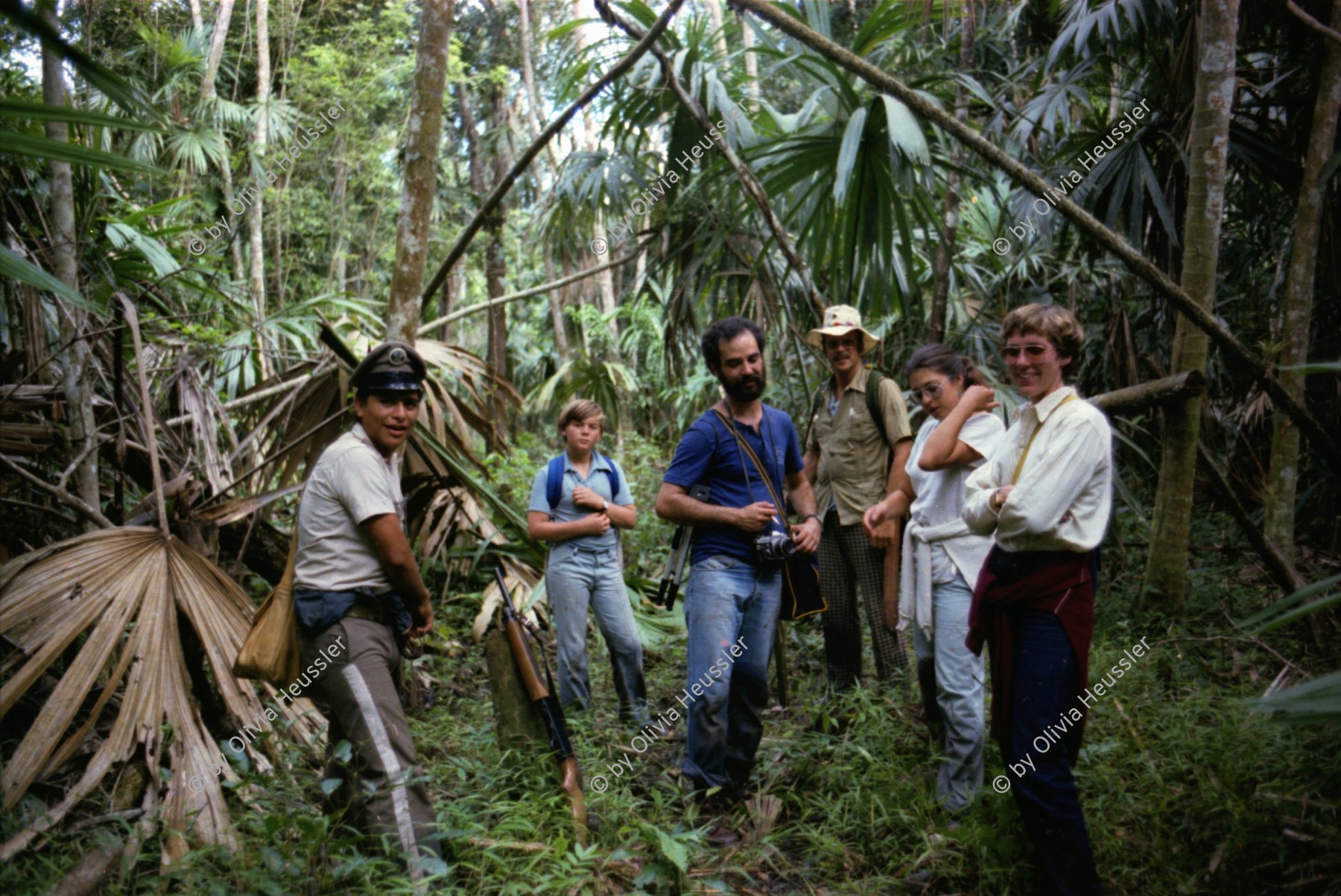 Image of sheet 19780190 photo 6: Olivia unterwegs in einer Gruppe im Dschungel von Tikal, Guatemala 1978.