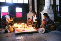 Image of sheet 19780200 photo 11: Indigene beten in Kirche Guatemala Santa Cruz del Quiché 1978
