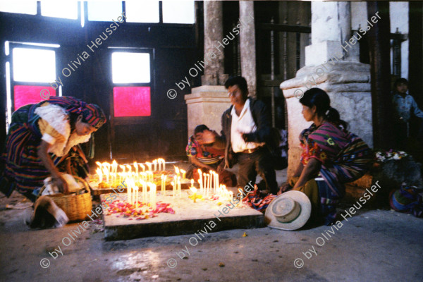 Image of sheet 19780200 photo 11: Indigene beten in Kirche Guatemala Santa Cruz del Quiché 1978