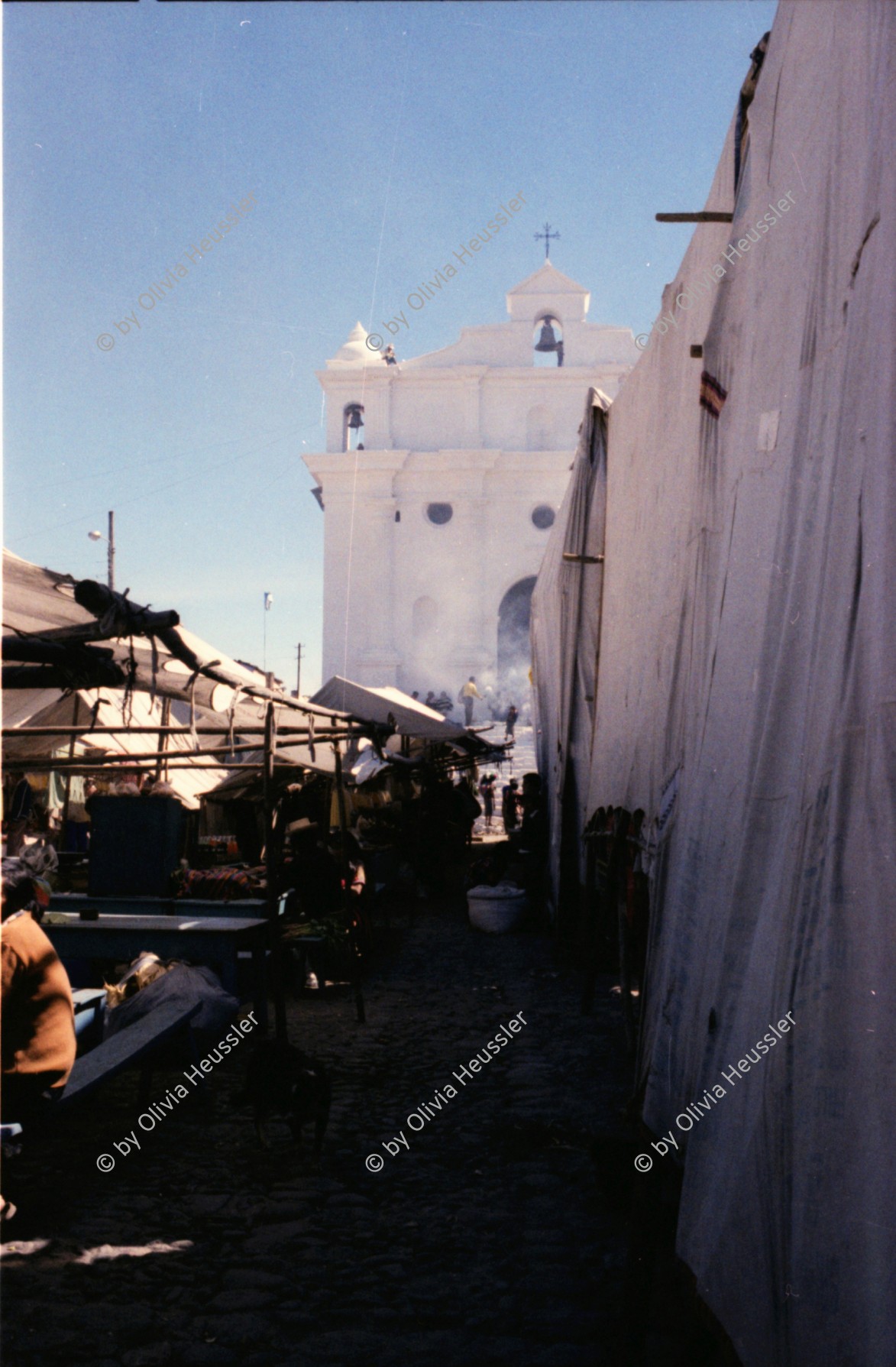 Image of sheet 19780200 photo 16: Markt Market 
Santa Cruz del Quiché is a city in Guatemala. It serves as the capital of the El Quiché department and the municipal seat of Santa Cruz del Quiché municipality. The city is located at, at an elevation of 2,021 m above sea level. The urban population was about 21,000 people in 2003
Gläubige Indios zünden Kerzen in der Kirche an. Glauben Religion Rauch